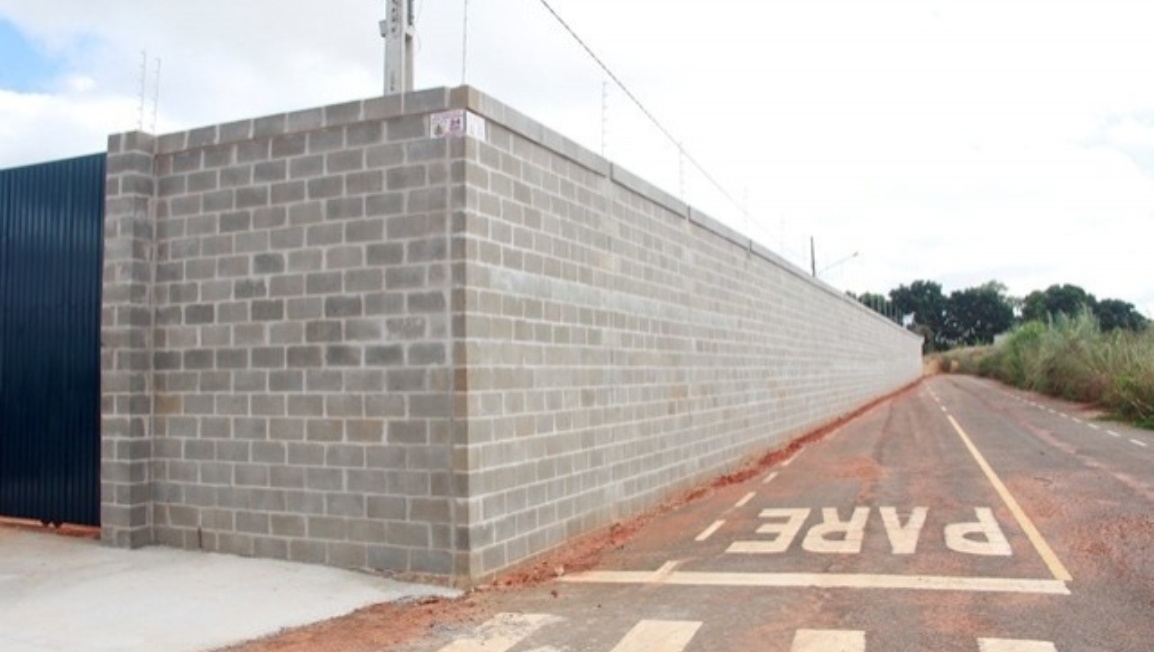 Prefeitura erra no projeto e empresa constrói muro em cima da rua