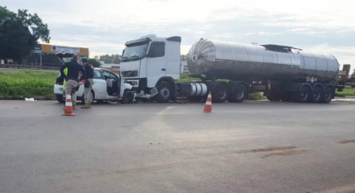 Motorista morre ao bater em caminhão parado em Cuiabá