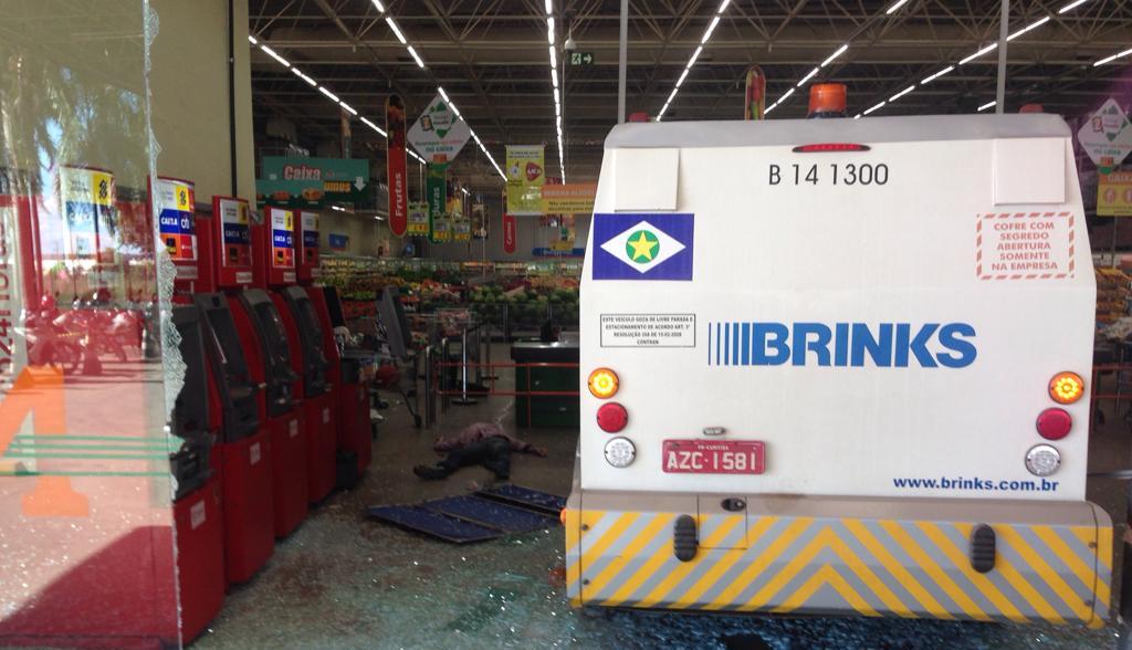 Bandidos são mortos em assalto a carro forte em supermercado de Cuiabá; imagens fortes