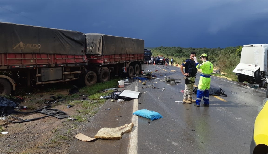 Ônibus e carreta batem de frente em rodovia; 2 morrem