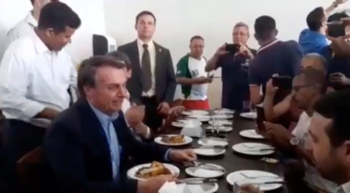 Bolsonaro almoça com caminhoneiros em posto de gasolina de Goiás