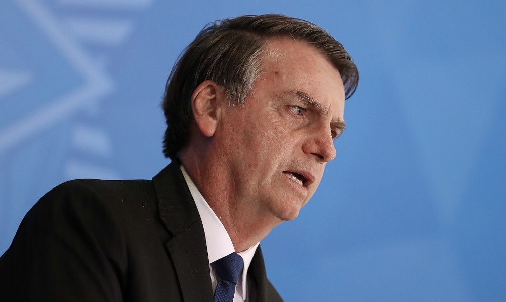 Bolsonaro assina decreto que muda regras sobre uso de armas e de munições