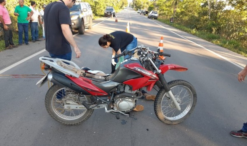 Idoso de 70 anos é encontrado morto ao lado de motocicleta após acidente