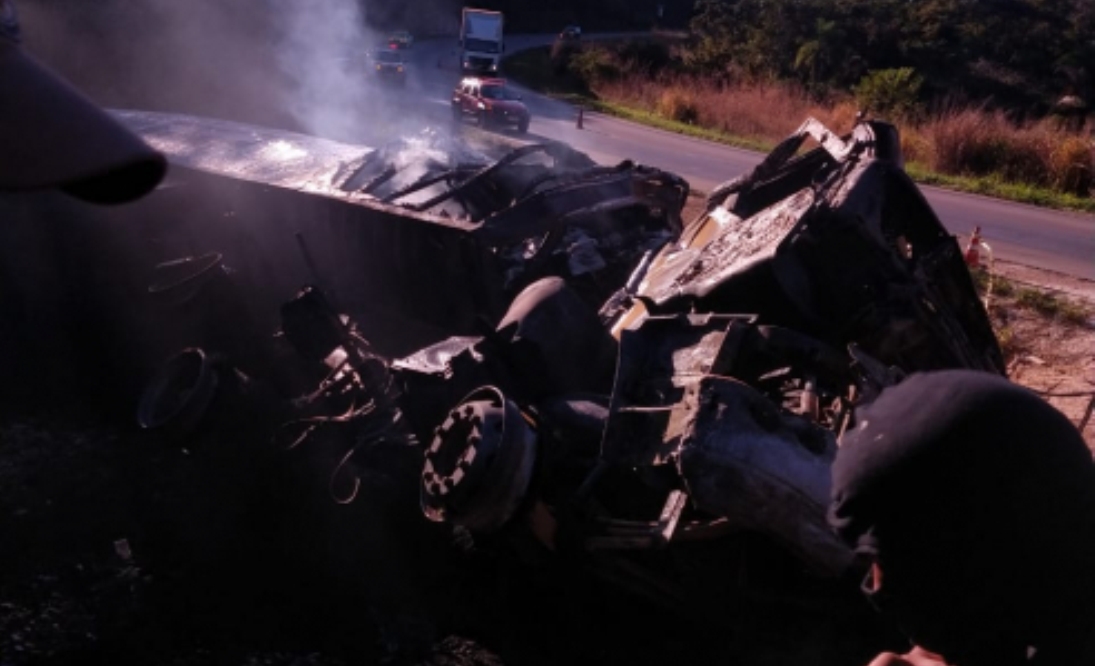 Carreta tomba na Serra de São Vicente e motorista morre carbonizado