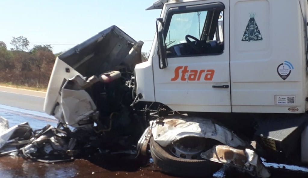 Motorista de Corolla morre em choque com carreta em Lucas do Rio Verde