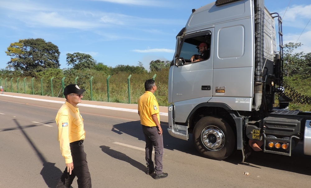 Agentes de trânsito intensificam fiscalização de veículos pesados na zona urbana