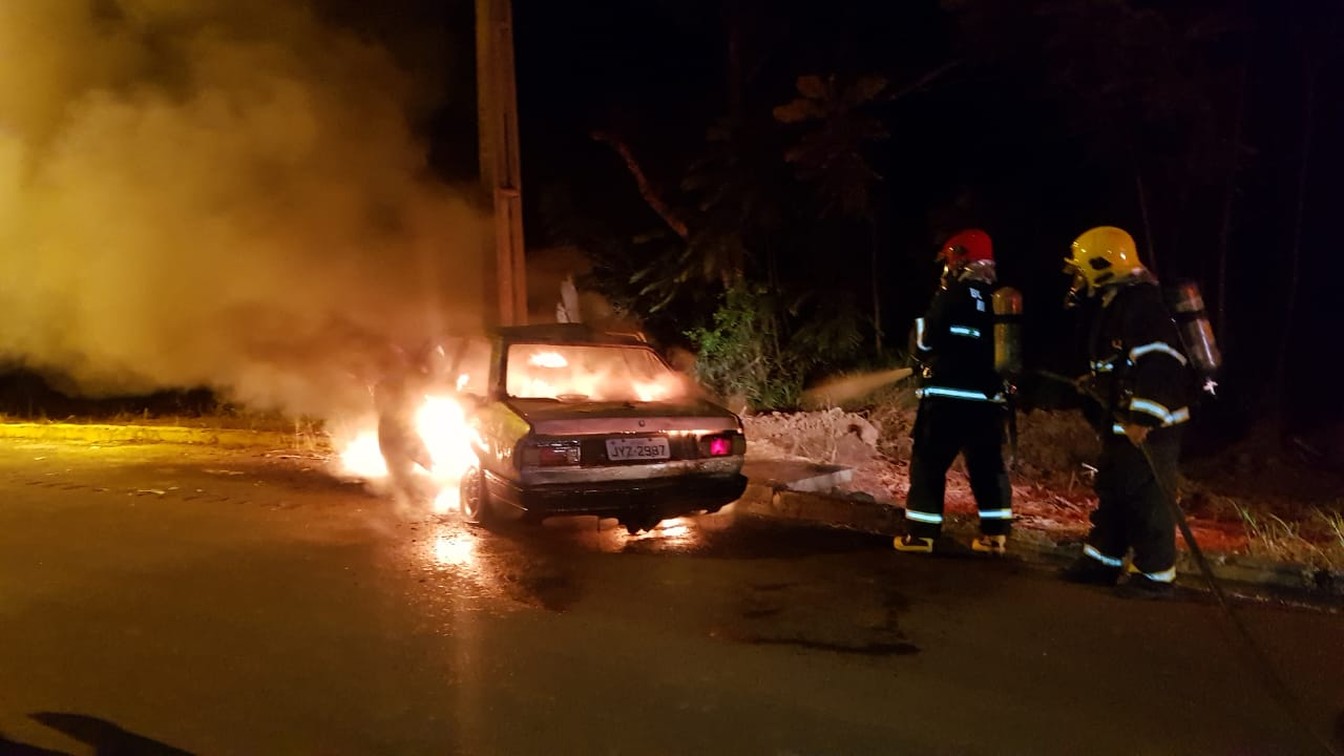 Motorista percebe incêndio em motor, tenta frear, atinge poste e carro pega fogo em Sorriso