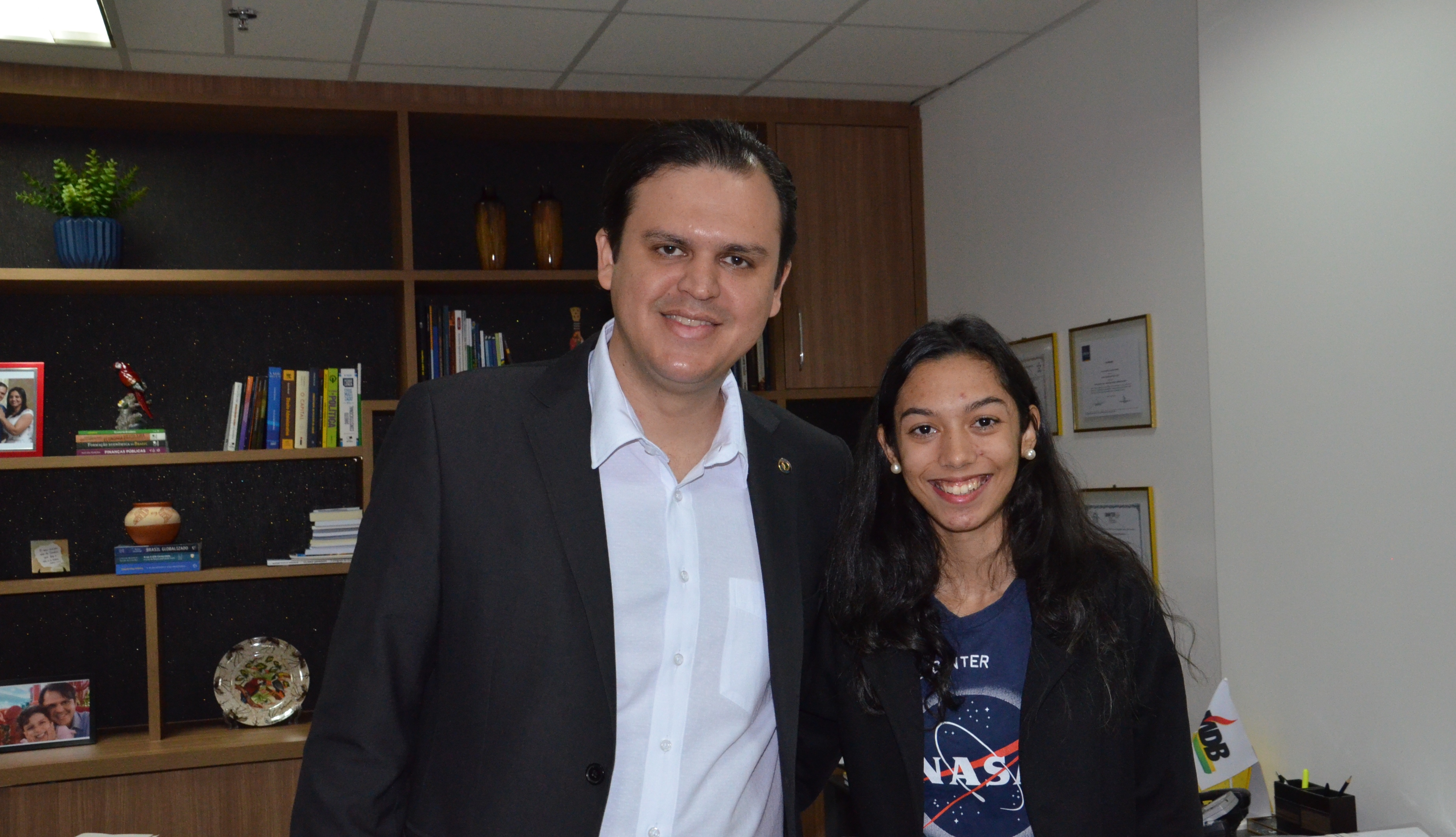 Estudante selecionada para programa da Nasa visita gabinete do deputado Thiago Silva 