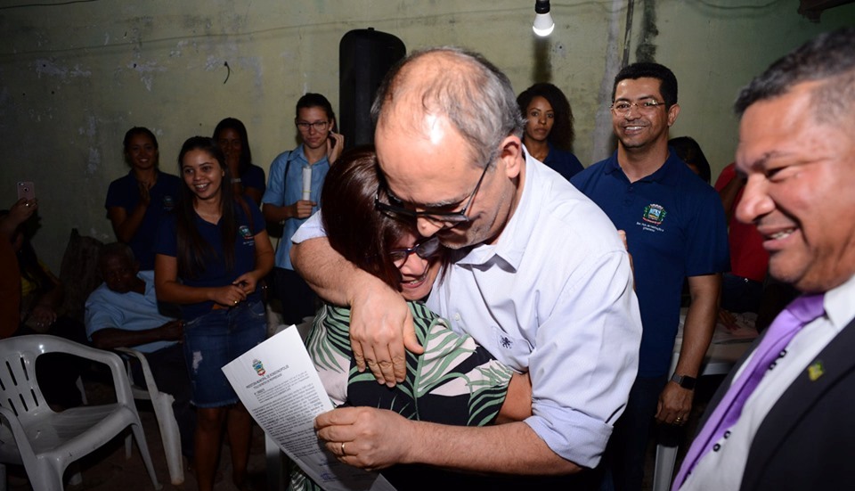 Prefeitura entrega escrituras aos moradores do bairro Carlos Bezerra após 20 anos de espera