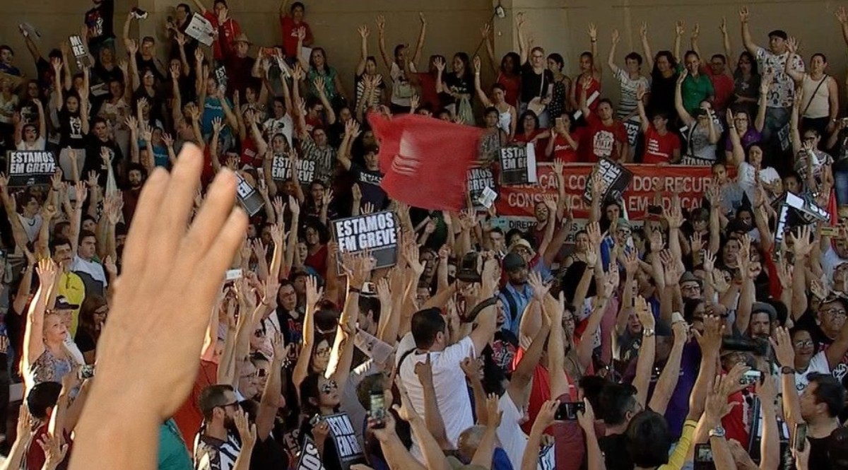 Servidores da educação rejeitam proposta do governo e mantêm greve em MT