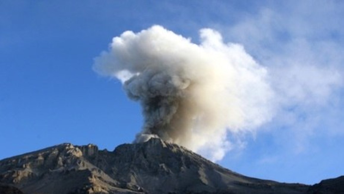 Erupção de vulcão deixa 30 mil pessoas desabrigadas no Peru