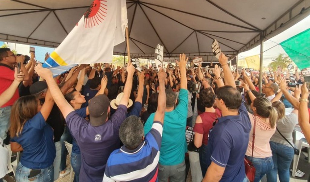 Profissionais da Educação decidem suspender greve, mas fazem exigência ao governo de Mato Grosso