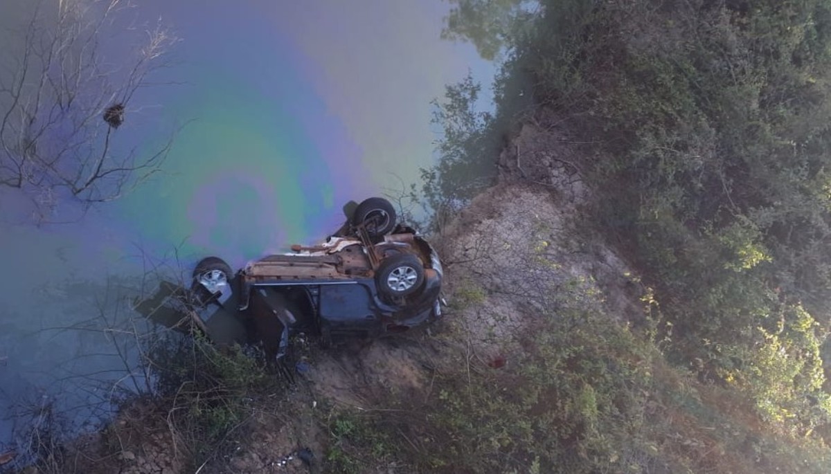 Carro sai da pista, bate em barranco, afunda em rio e três pessoas morrem em Cáceres