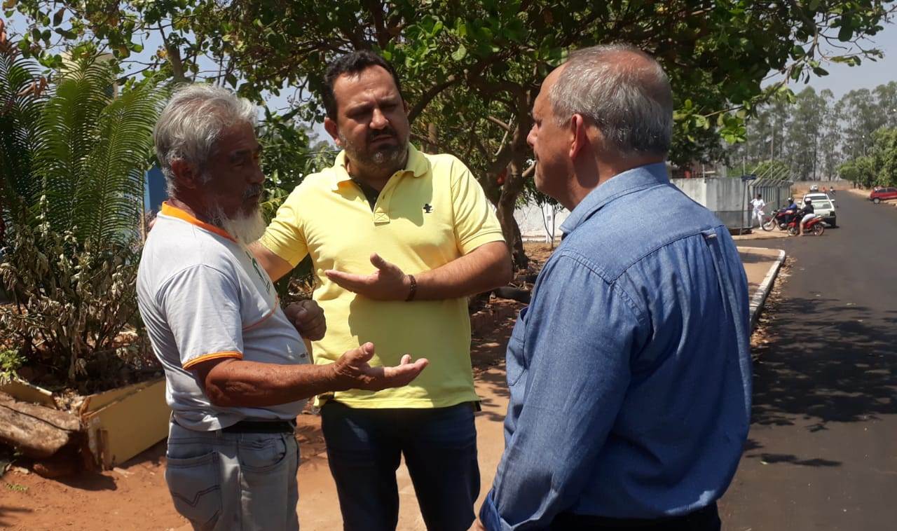 Vereador Cláudio da Farmácia visita obras do Jardim Ana Carla acompanhado do prefeito