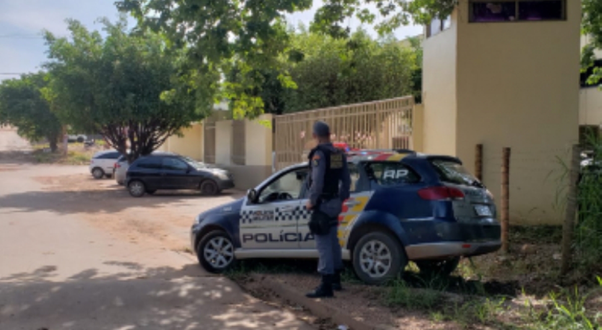 Homem nu invade casa de vizinha em Barra do Garças; vítima reage com socos