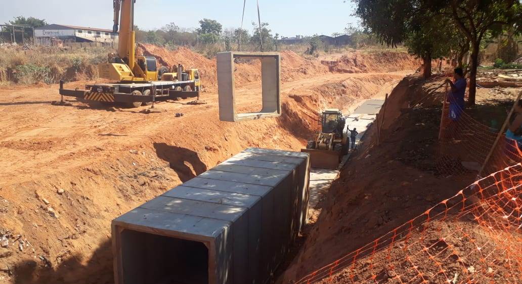 Com instalação de aduelas, obra de drenagem que vai beneficiar Jd. Oásis, Paineiras e Pq. Universitário avança