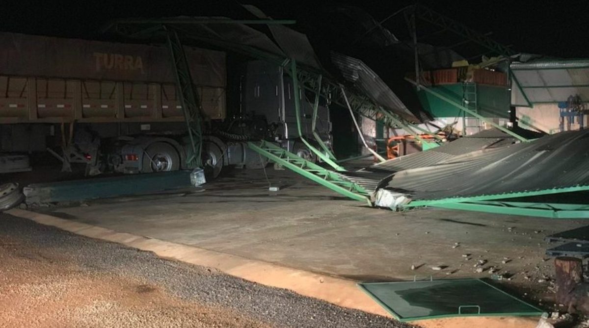 Temporal derruba postes, árvores e deixa moradores sem energia em Sorriso