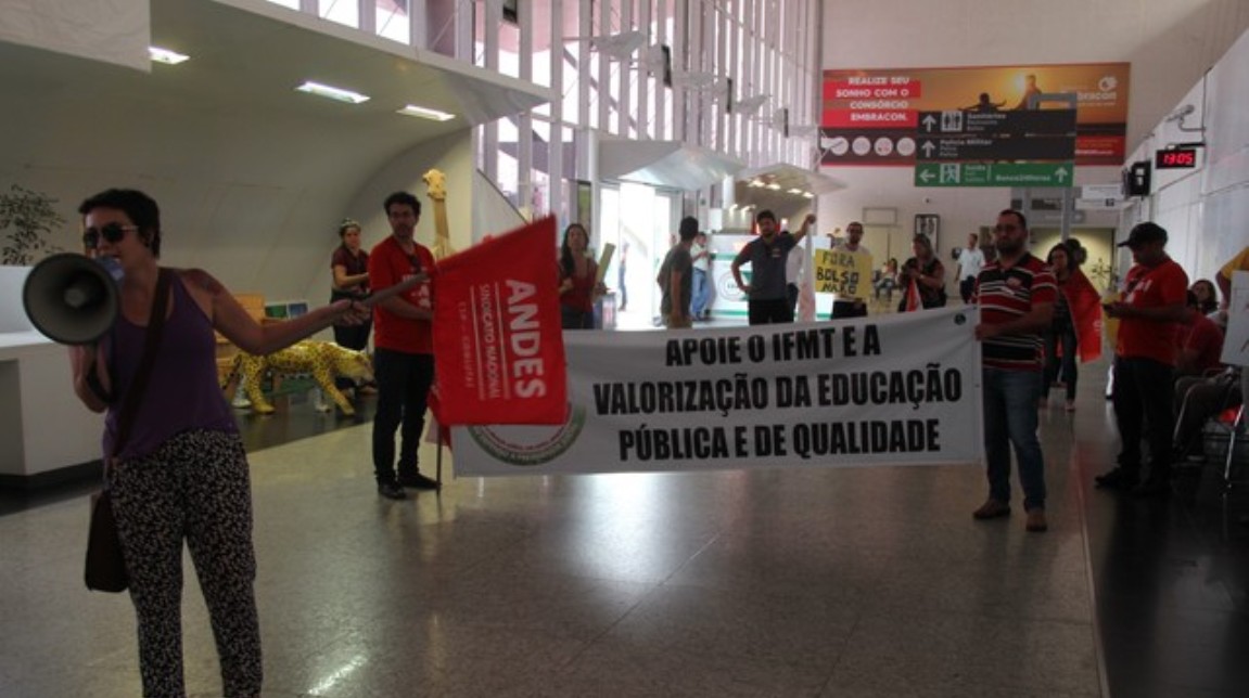 Estudantes e servidores da UFMT fazem protesto durante chegada do ministro da Educação