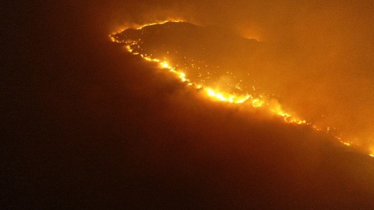 Fogo em região de ‘morraria’ se alastra atinge Parque Serra Azul em Nobres