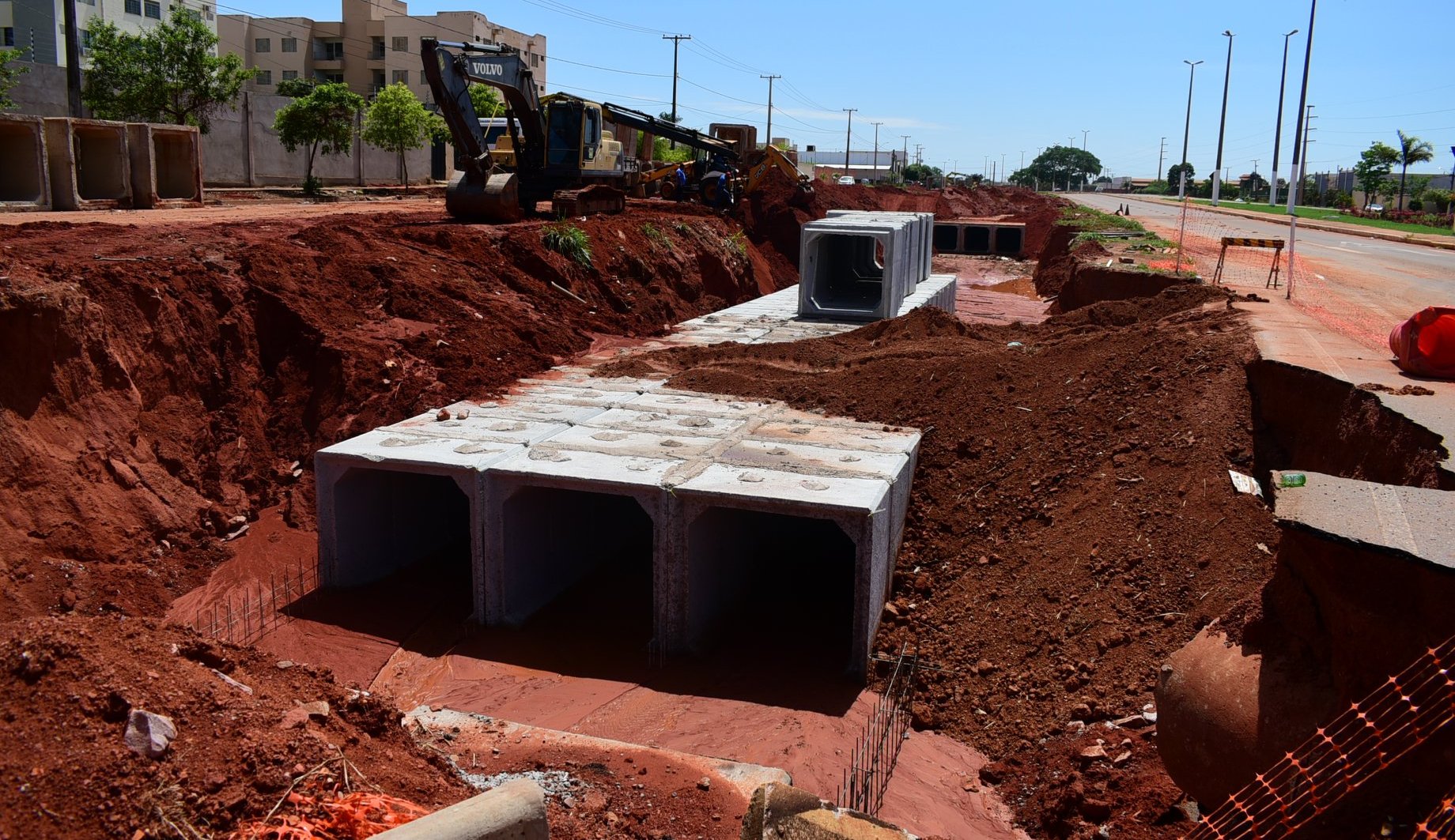 Empresa realiza os últimos trabalhos para conclusão da drenagem na Avenida dos Estudantes