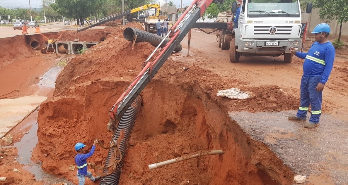 Sanear trabalha desde a noite de 2ª feira para sanar prejuízos causados pela chuva em Rondonópolis