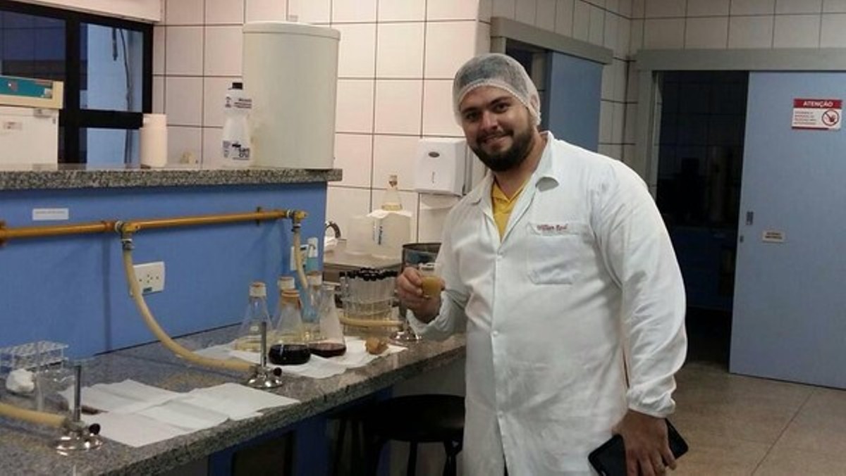 Estudante produz cerveja artesanal à base de bocaiuva como trabalho de conclusão de curso em Cuiabá