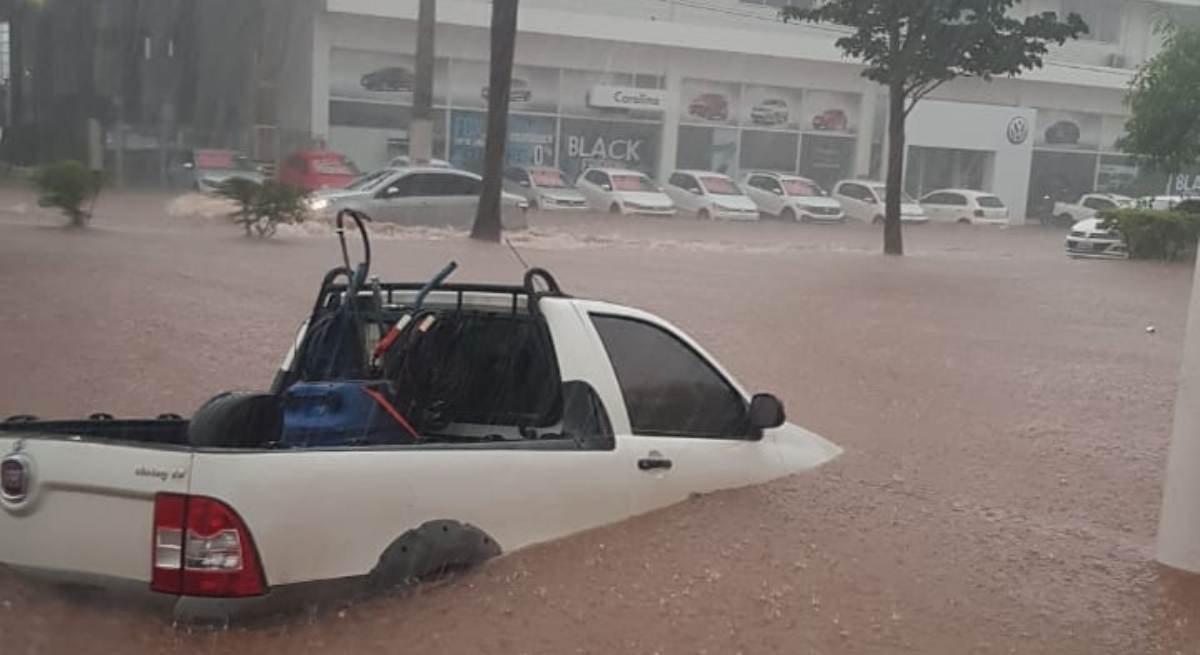 Temporal em Rondonópolis causa alagamento em ruas e muitos estragos