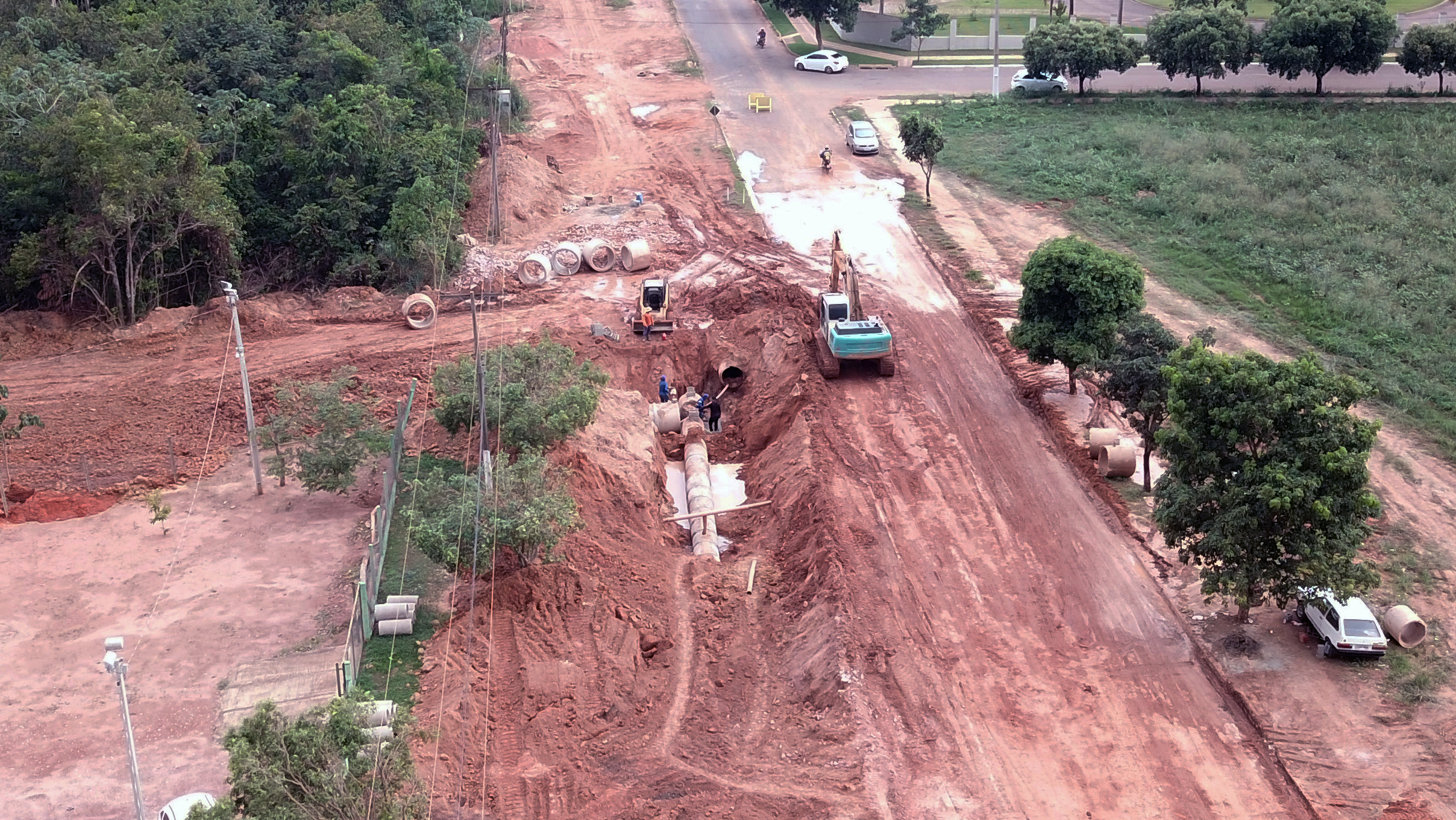 Trecho em obras na avenida Poguba recebe tubos de concreto das galerias pluviais