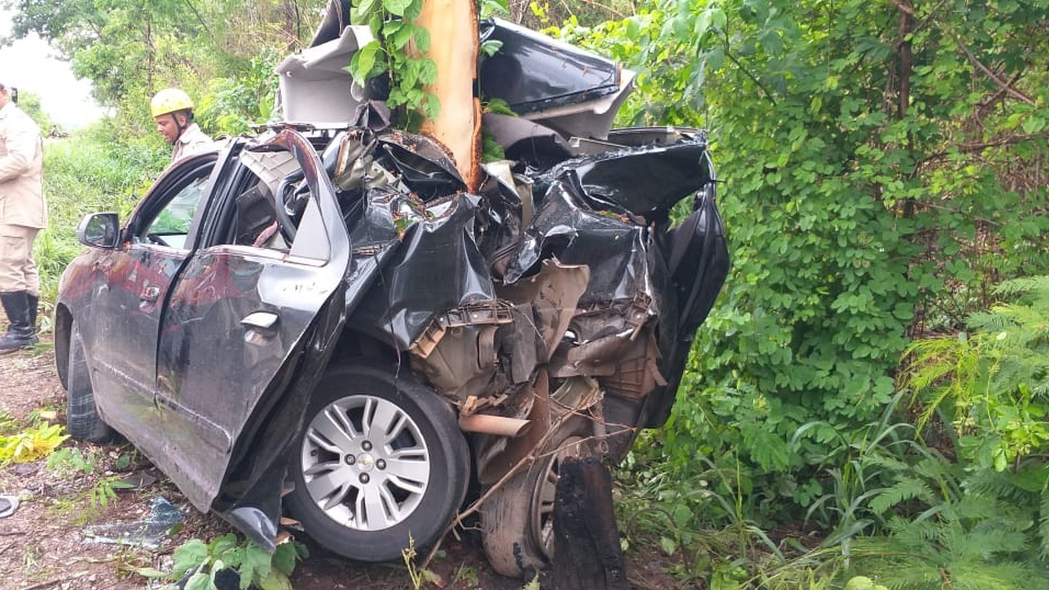 Subtenente do Exército morre ao fazer curva e bater carro em árvore em MT