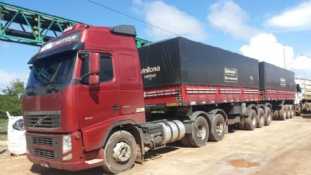 Caminhoneiro é mantido refém por 12 horas e tem carreta roubada na BR-158