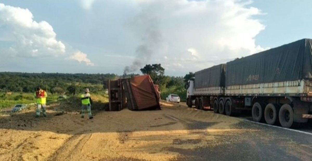 Carreta tomba e outra pega fogo em acidentes na BR- 364