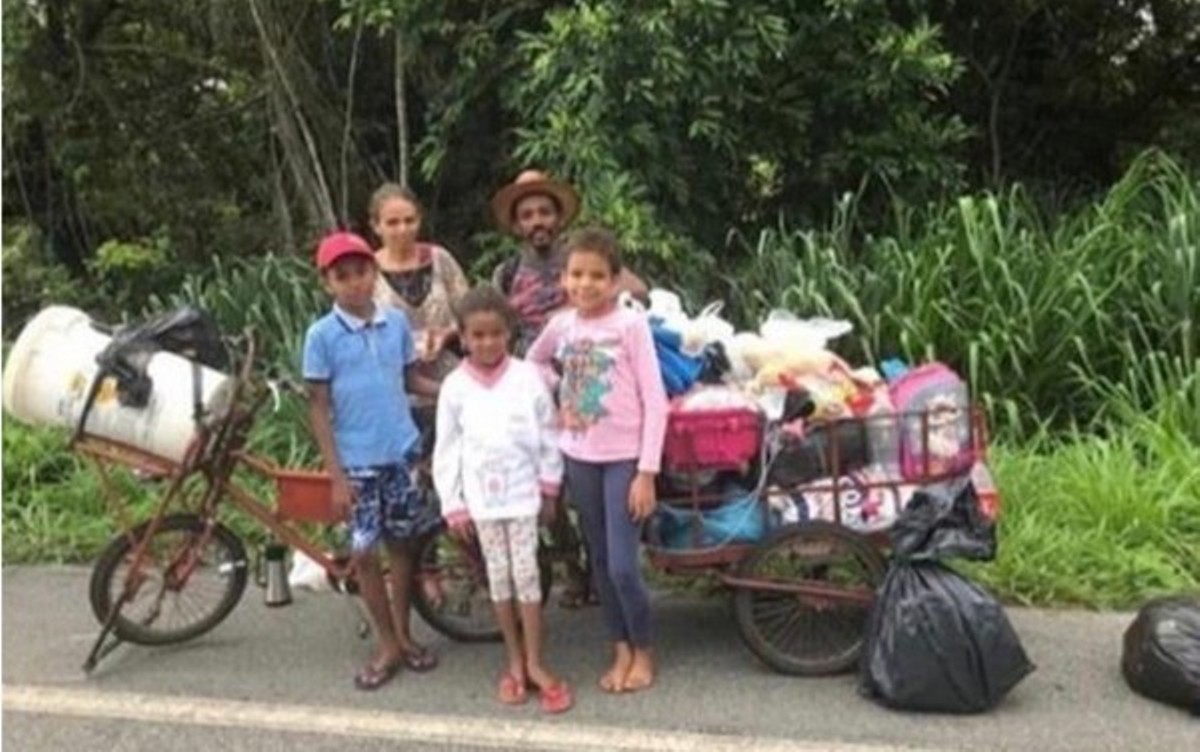 Família que andaria quase 4 mil km de Goiás à Roraima para tentar uma vida melhor ganha passagens de ônibus