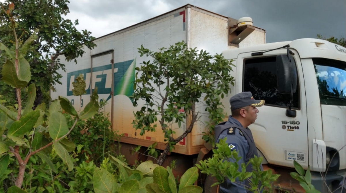 Bando armado sequestra caminhoneiro e rouba caminhão com carga avaliada em R$ 250 mil