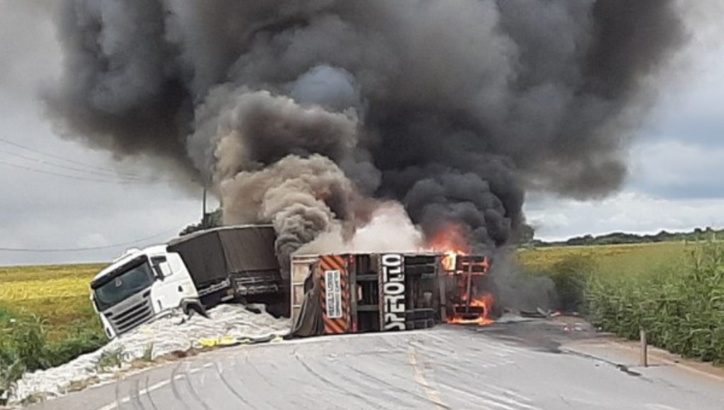 Diamantino | Carretas tombam, pegam fogo e rodovia BR-364 é interditada; motorista fica ferido