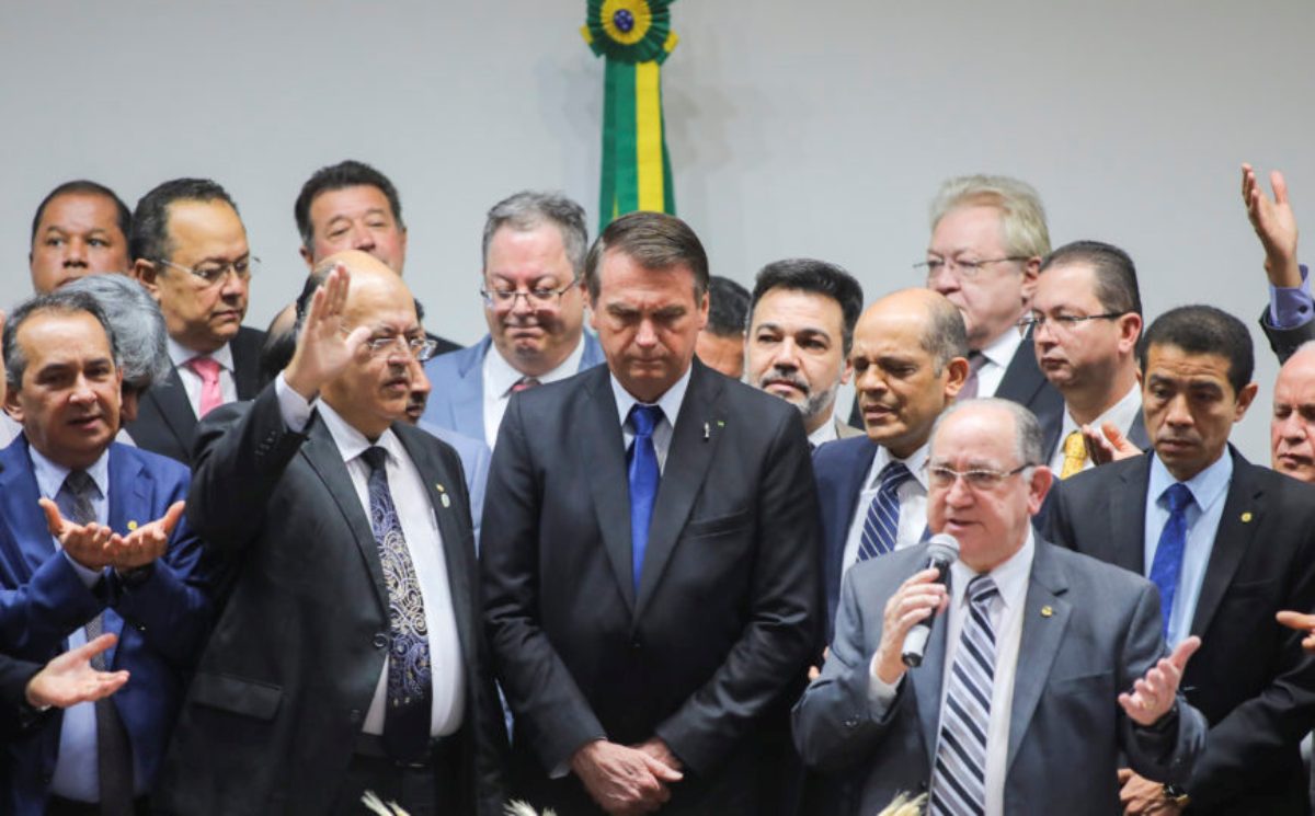 Bolsonaro inclui atividades religiosas como essenciais na pandemia da covid-19