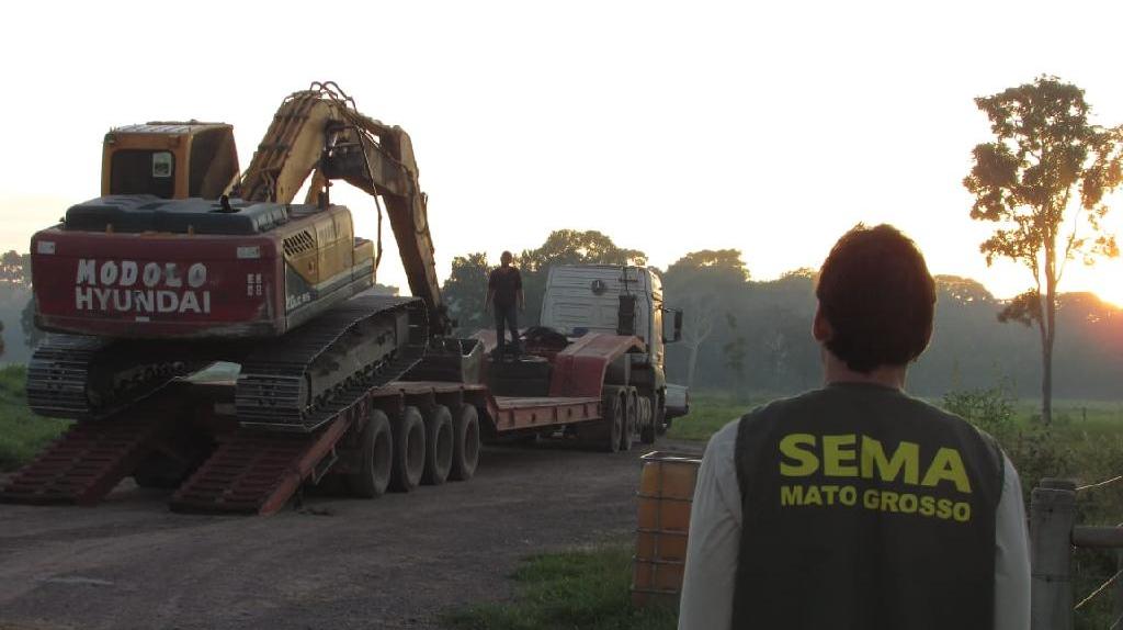 Fazenda no Pantanal descumpre embargo e tem maquinário apreendido e removido