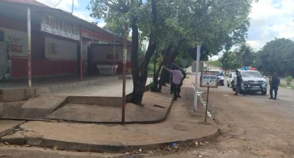 Rondonópolis | Cumprindo decreto, policiais fecham bar com 10 pessoas