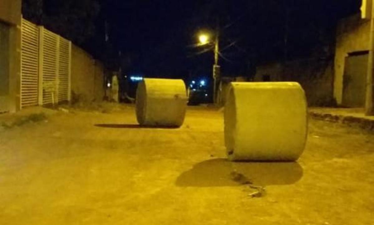 Cuiabá | PM flagra dupla tentando furtar manilhas de obra pública