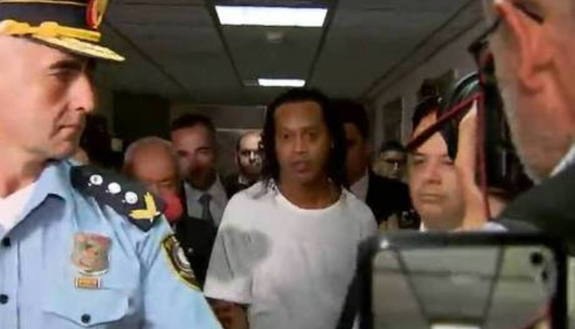 Justiça mantém Ronaldinho e Assis presos por 6 meses no Paraguai