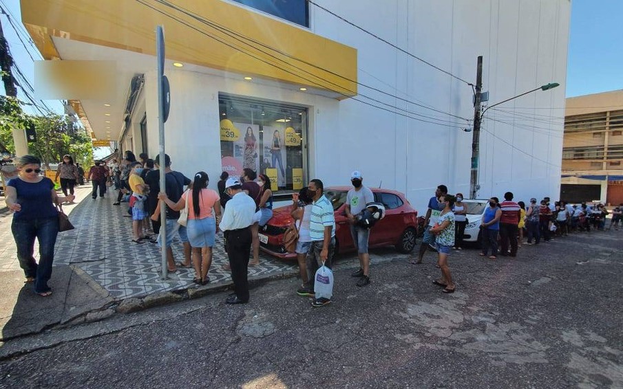 Cuiabá | Clientes fazem fila em frente a loja no dia da reabertura do comércio