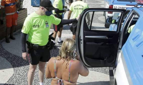 Família é detida em Copacabana após entrar no mar