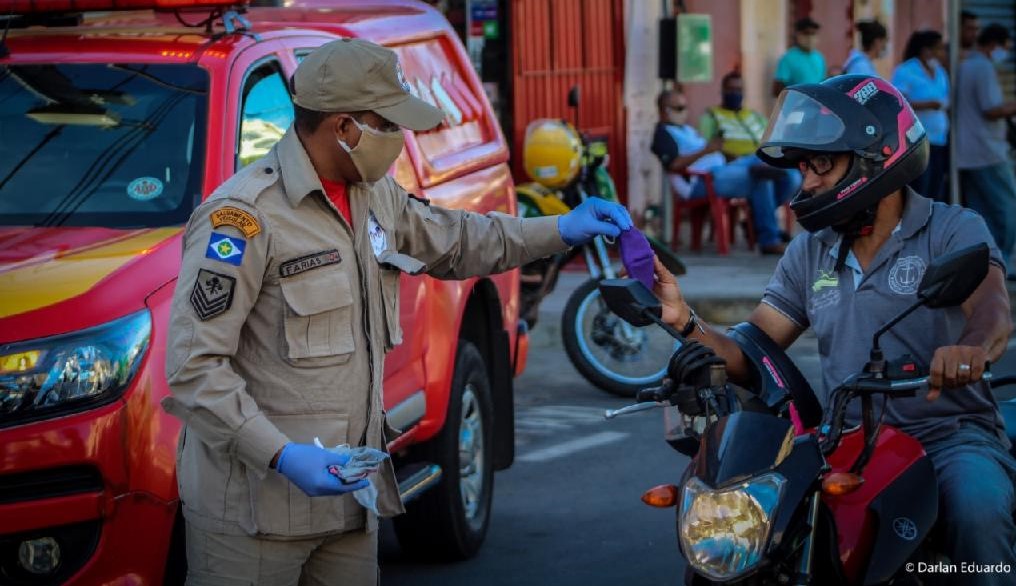 Corpo de Bombeiros distribuiu 2.300 máscaras nas ruas de Cuiabá