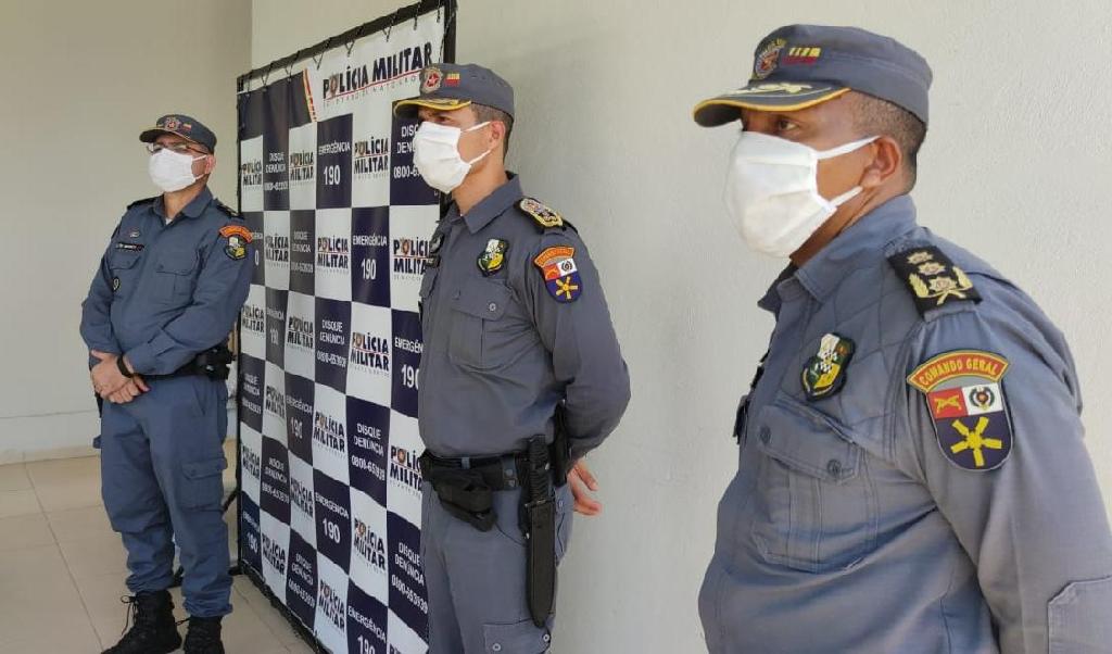 Policiais militares recebem máscaras e itens de higiene para proteção durante ocorrências