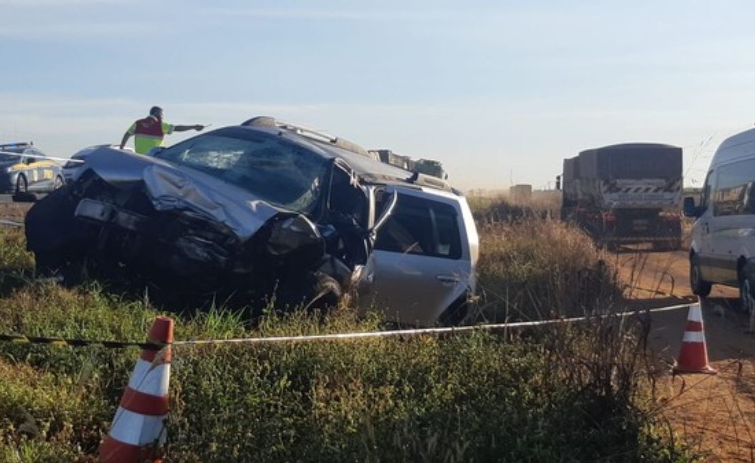 Duas pessoas morrem após carros baterem de frente na BR-163