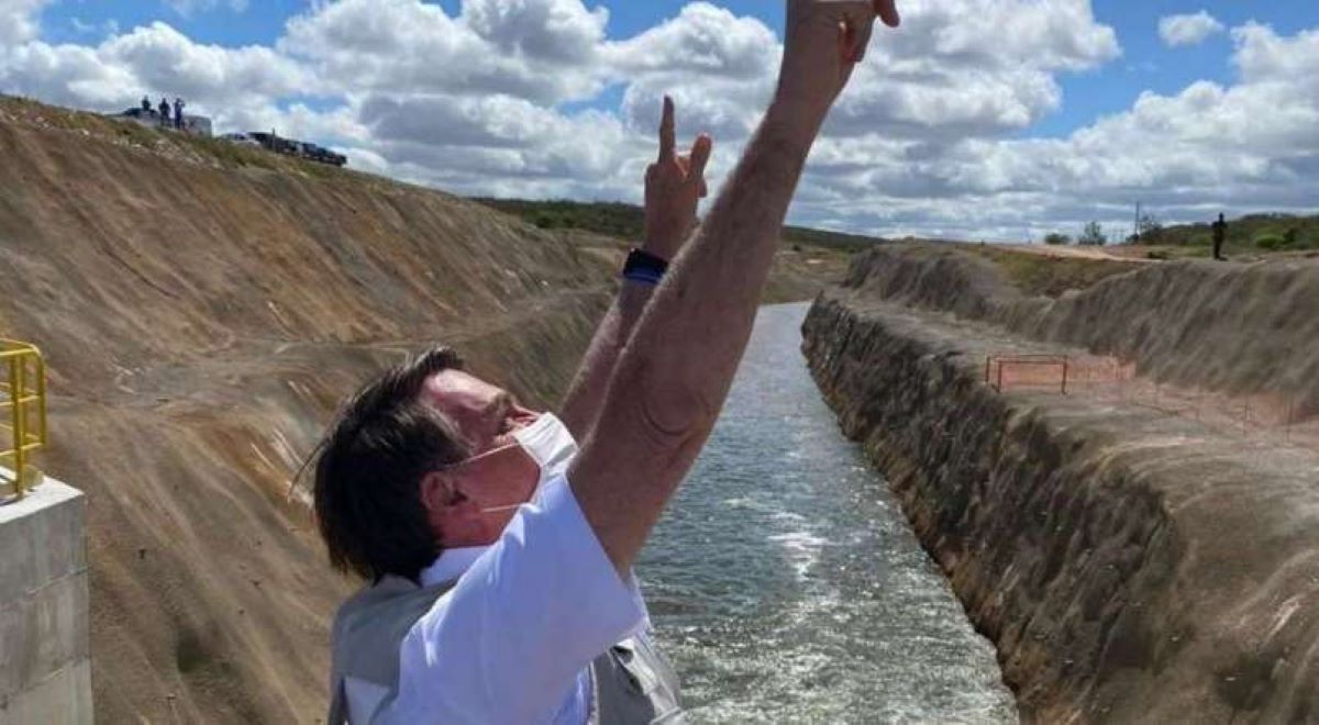 Bolsonaro visita Ceará e aciona água de transposição do Rio São Francisco