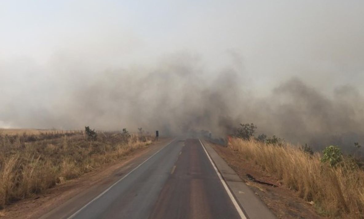 Fumaça de queimadas interdita trecho da BR-163 em Mato Grosso