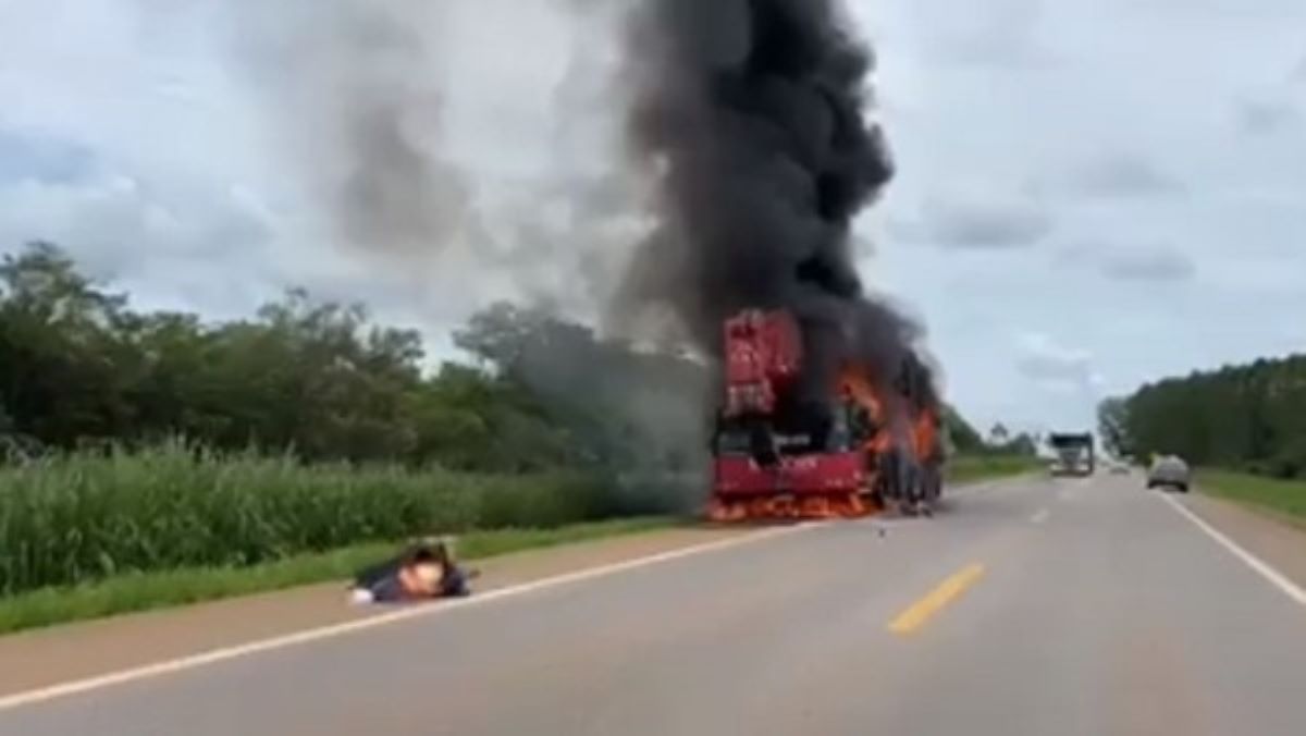 Sorriso | Trecho da BR-163 é totalmente interditado após caminhão guincho pegar fogo