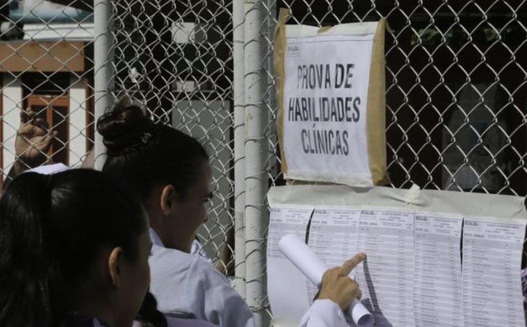 Mais de 15 mil médicos do país fazem o Revalida neste domingo