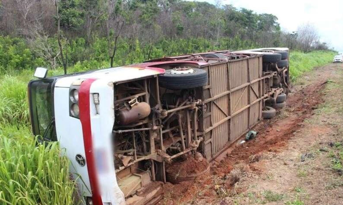 Mato Grosso | Ônibus com 39 passageiros vindos do Maranhão tomba na BR-163