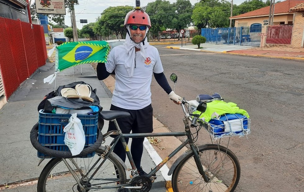 Pai de bailarina paga promessa e pedala durante 11 dias para ver filha se formar